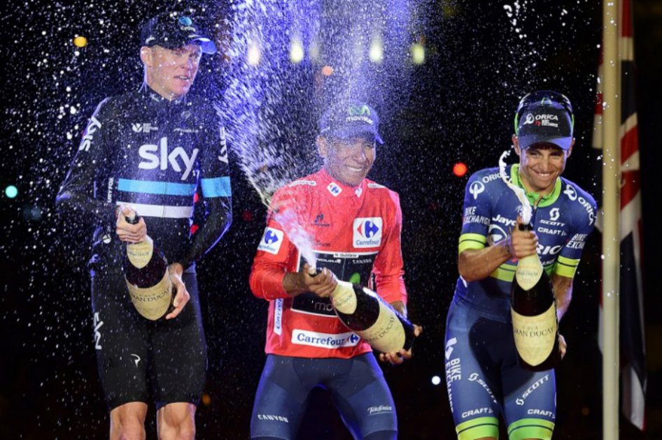Nairo Quintana (c) celebra su título de la Vuelta a España, junto al Colombiano Esteban Chaves (i) y el británico Chris Froome (d). / AFP