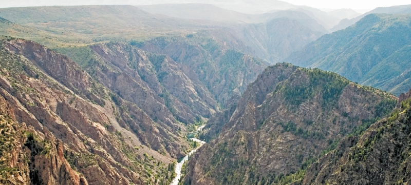 El Canón Negro debe su nombre al río Gunnison, que lo atraviesa a lo largo de  19 kilómetros.  / Parque Nacional Cañón Negro del Gunnison.