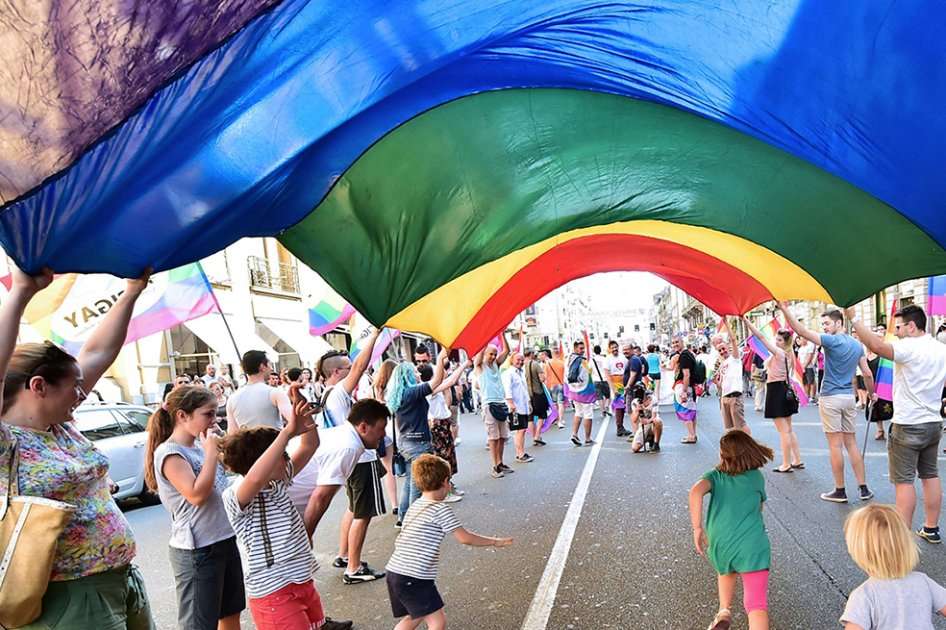 La demanda que actualmente estudia la Corte Constitucional prioriza el derecho fundamental de los niños a una familia, sin importar si son padres del mismo sexo. / Archivo