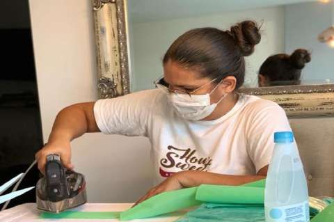 Mujer en Cartagena usa la cuarentena para fabricar tapabocas y regalarlos