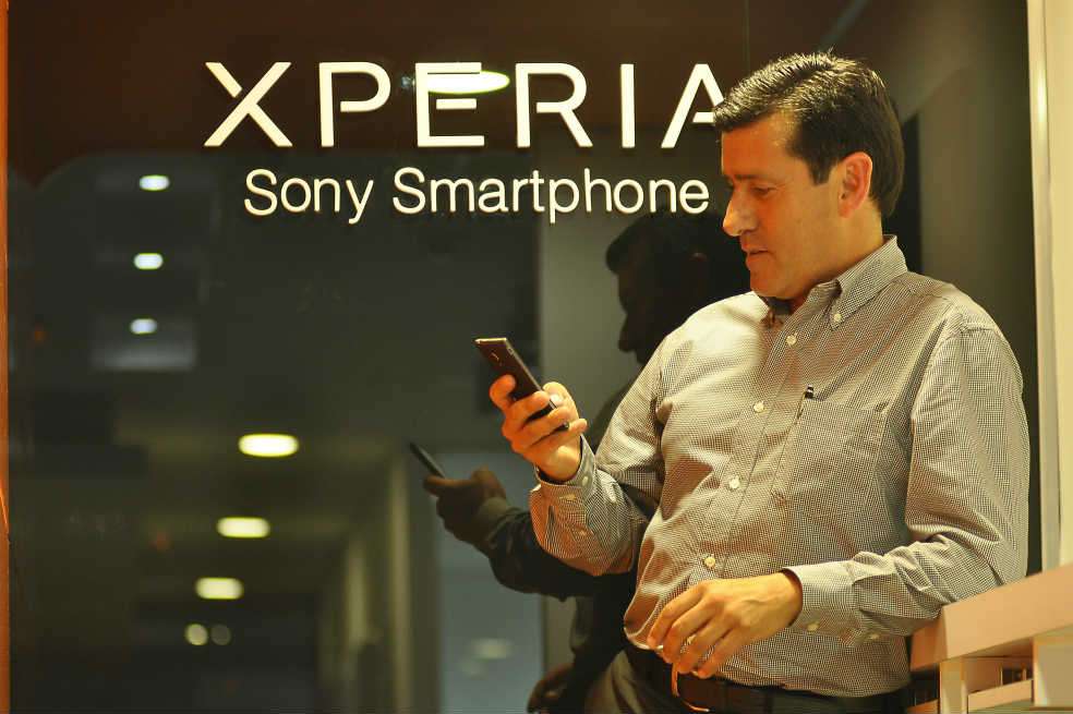 Felipe Gómez, director de ventas de Sony Mobile para Suramérica, dice que la conexión del celular con otros aparatos debe ser cada vez más fácil. / Daniel Iannini
