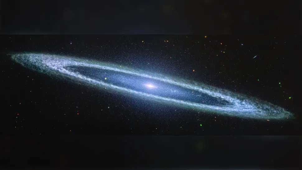 La Galaxia del Sombrero, ubicada a 30 millones de años luz en la constelación de Virgo, acaba de revelar un secreto inesperado. Una nueva imagen capturada por el telescopio espacial James Webb de la NASA y publicada el 30 de noviembre ha desafiado las ideas previas sobre su estructura, mostrando que su forma es mucho más compleja de lo que se creía.