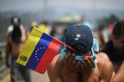 Las imágenes que ha dejado un día de disturbios y heridos en la frontera con Venezuela