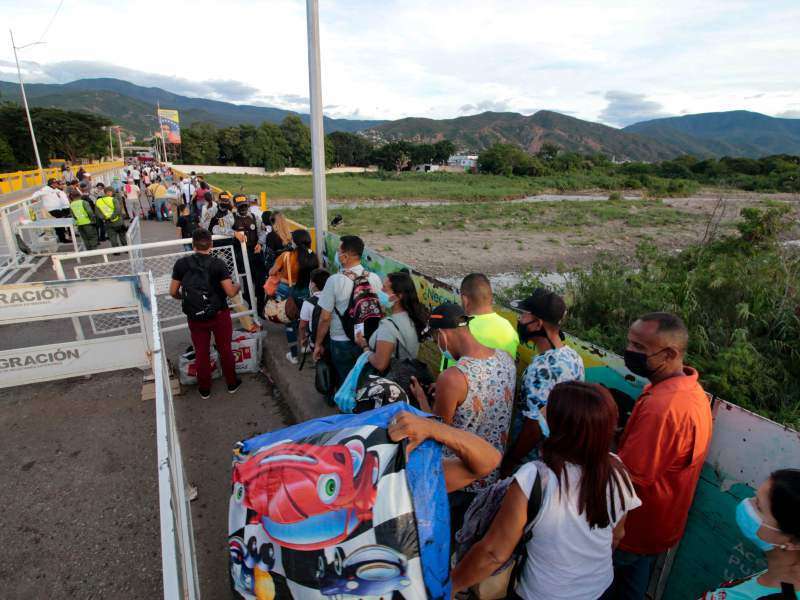 Venezolanos cruzan el Puente Internacional Simón Bolívar de Cúcuta, Colombia a San Antonio del Táchira, Venezuela, el 26 de octubre. / AFP