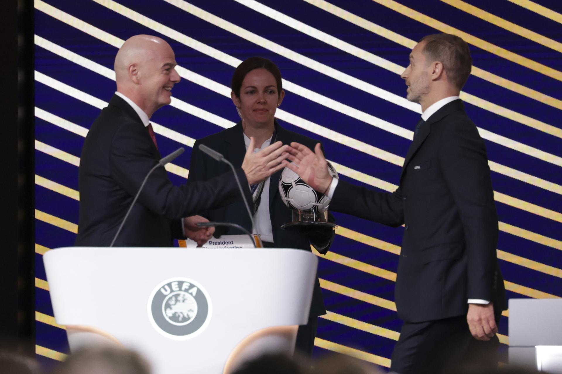 BRUSSELS (Belgium), 12/02/2026.- FIFA President Gianni Infantino (L) and UEFA President Aleksander Ceferin (R) attend the 50th UEFA Ordinary Congress in Brussels, Belgium, 12 February 2026. (Bélgica, Bruselas) EFE/EPA/CHRISTOPHER NEUNDORF