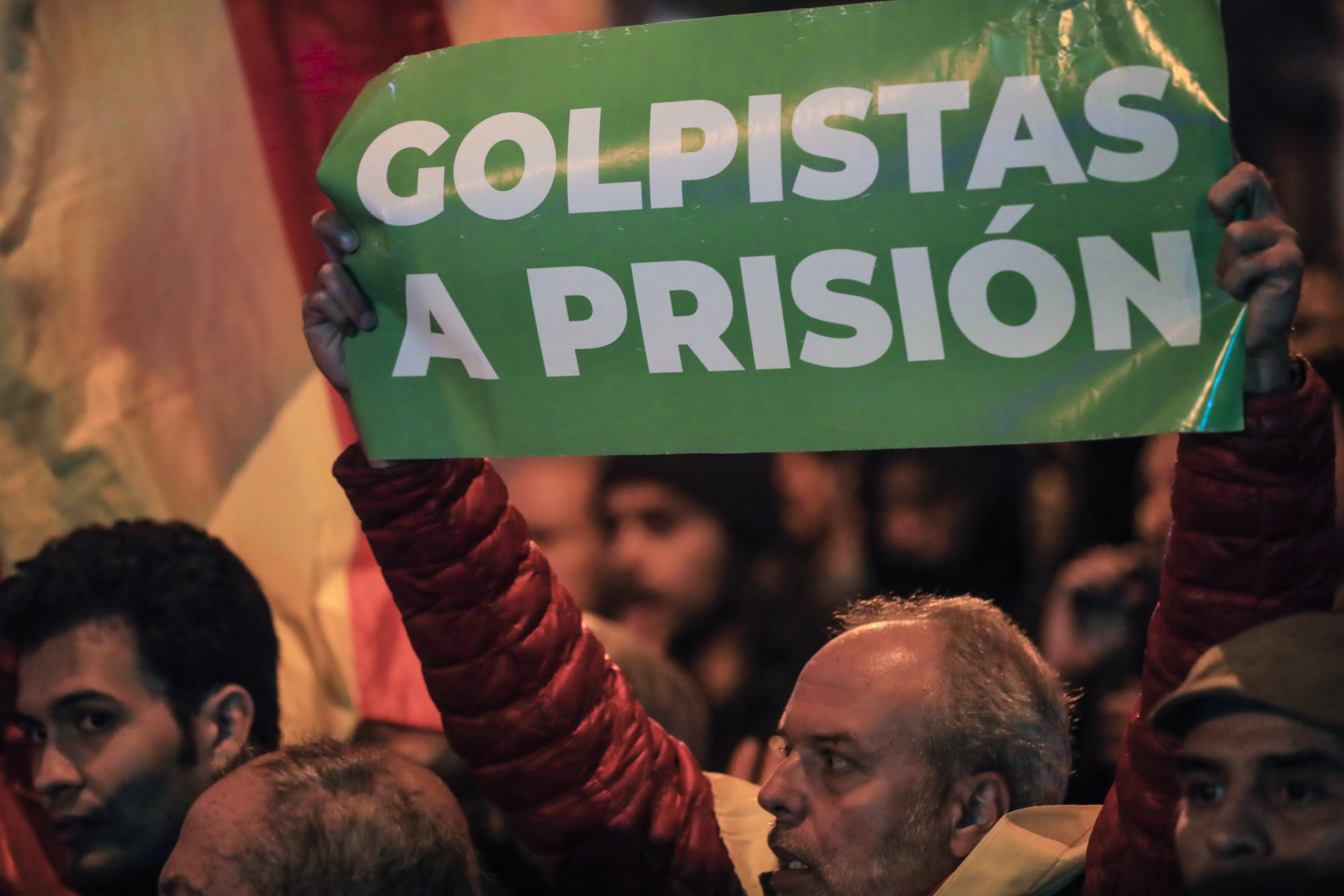 MADRID, 03/11/2023.- Decenas de personas participan este viernes en una marcha contra el gobierno en funciones, en Madrid. Junts y PSOE no han logrado este viernes cerrar un acuerdo para que la formación que lidera Carles Puigdemont apoye la reelección del presidente del Gobierno en funciones, Pedro Sánchez, al haber diferencias sobre algunos aspectos de la ley de amnistía, por lo que sigue en el aire la fecha del debate de investidura. EFE/ Fernando Alvarado