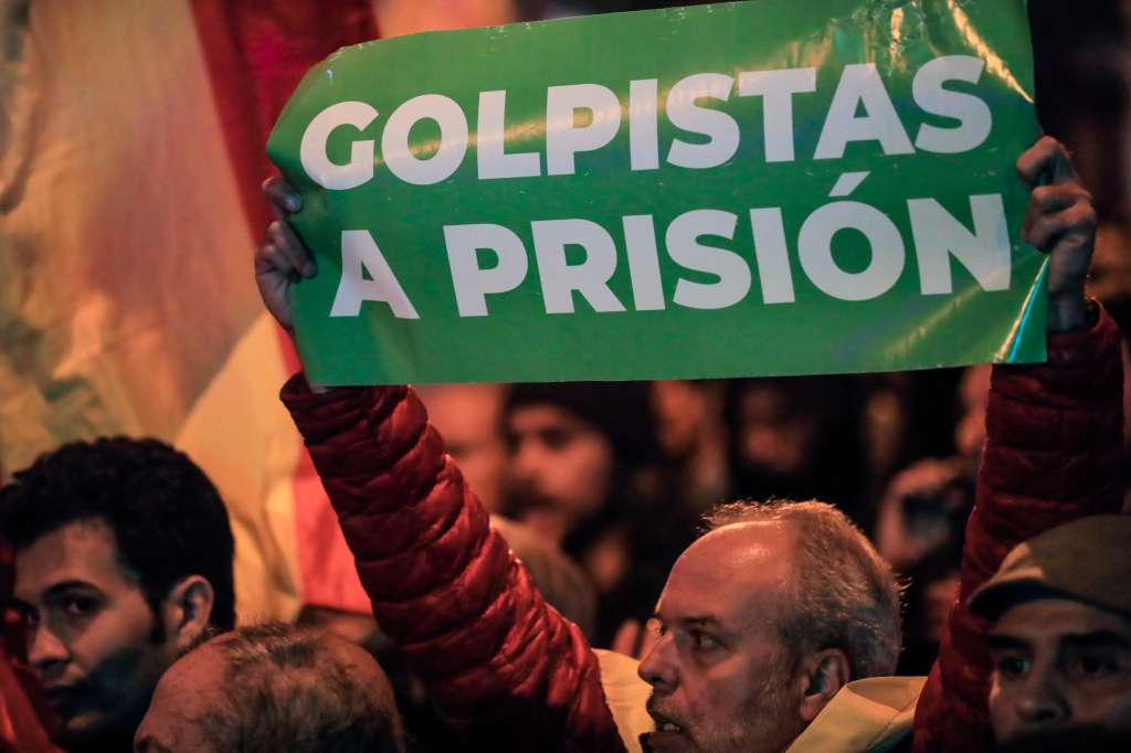 MADRID, 03/11/2023.- Decenas de personas participan este viernes en una marcha contra el gobierno en funciones, en Madrid. Junts y PSOE no han logrado este viernes cerrar un acuerdo para que la formación que lidera Carles Puigdemont apoye la reelección del presidente del Gobierno en funciones, Pedro Sánchez, al haber diferencias sobre algunos aspectos de la ley de amnistía, por lo que sigue en el aire la fecha del debate de investidura. EFE/ Fernando Alvarado