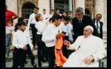 Niño regaló camiseta de Envigado al Papa Francisco: “Dijo que rezaría por el club”
