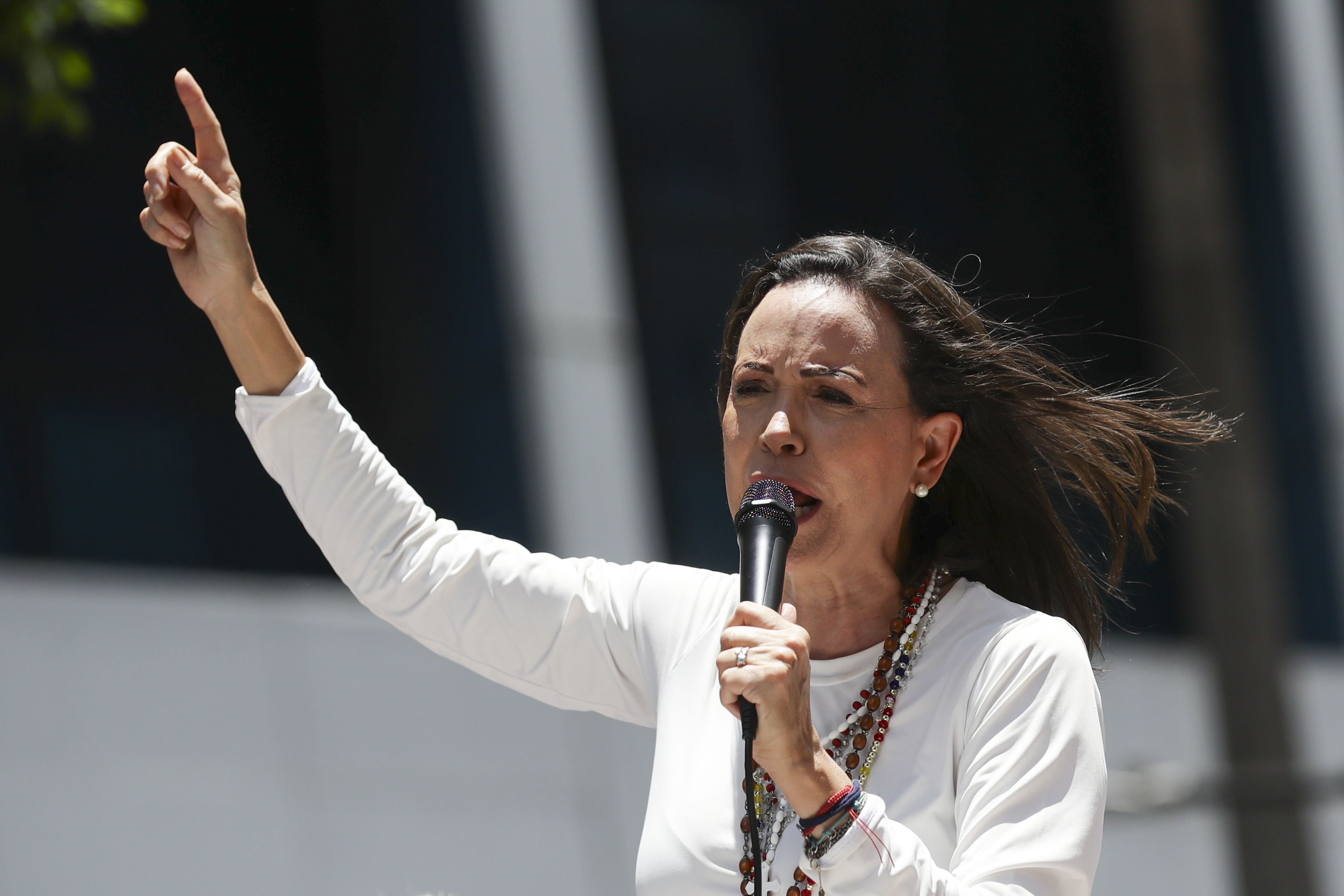 AME3965. CARACAS (VENEZUELA), 28/08/2024.- La líder opositora venezolana, María Corina Machado, pronuncia un discurso ante seguidores este miércoles, en una manifestación en Caracas (Venezuela). Machado aseguró que "ni un solo Gobierno democrático del mundo ha reconocido" la reelección de Nicolás Maduro, cuyo triunfo en las presidenciales del 28 de julio considera un "fraude", igual que buena parte de la comunidad internacional. EFE/ Ronald Peña
