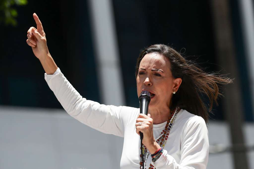 AME3965. CARACAS (VENEZUELA), 28/08/2024.- La líder opositora venezolana, María Corina Machado, pronuncia un discurso ante seguidores este miércoles, en una manifestación en Caracas (Venezuela). Machado aseguró que "ni un solo Gobierno democrático del mundo ha reconocido" la reelección de Nicolás Maduro, cuyo triunfo en las presidenciales del 28 de julio considera un "fraude", igual que buena parte de la comunidad internacional. EFE/ Ronald Peña