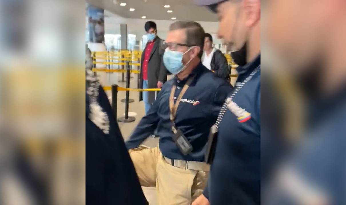 A pesar de que varios viajeros estaban en el lugar, el funcionario no dudó en golpear al turista.