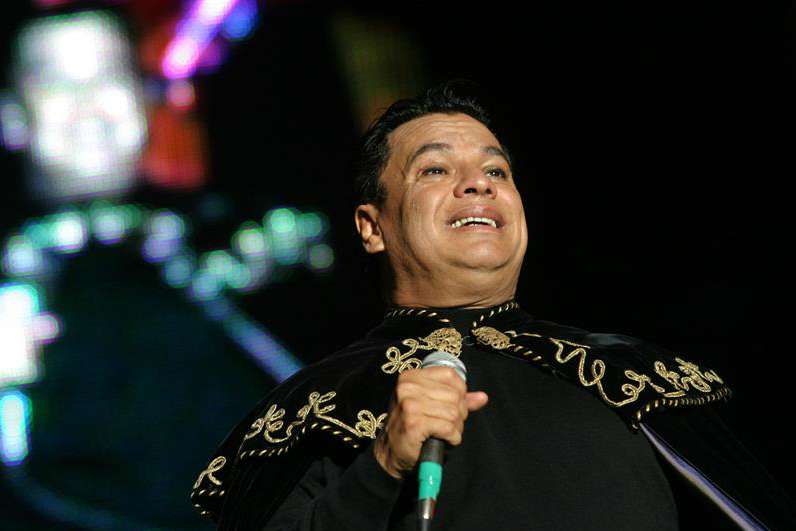 Miles de personas en El Paso, Texas, apoyan declarar día en honor a cantante Juan Gabriel. / EFE