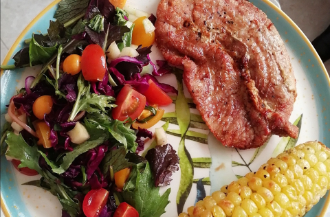 Así se prepara una milanesa de cerdo, ensalada y mazorca en air fryer
