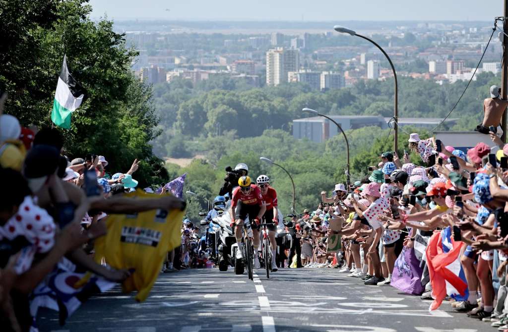 Toulouse (France), 16/07/2025.- Norwegian rider Jonas Abrahamsen (front) of Uno-X Mobility team and Swiss rider Mauro Schmid of Team Jayco AlUla in action during the 11th stage of the Tour de France cycling race over 156.8km around Toulouse, France, 16 July 2025. (Ciclismo, Francia) EFE/EPA/CHRISTOPHE PETIT TESSON