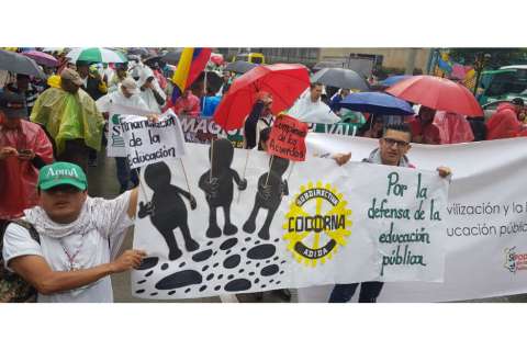 En medio de la lluvia, los docentes marchan contra el Plan de Desarrollo