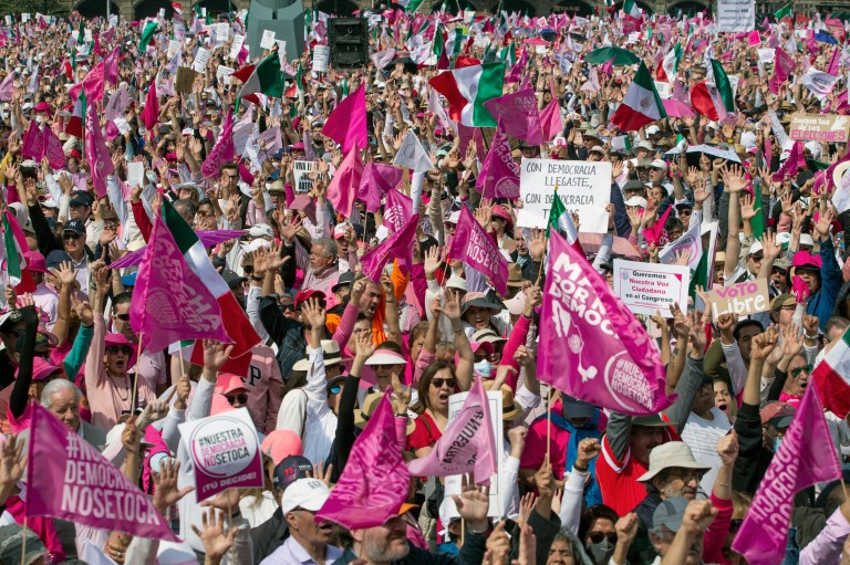 La oposición en México marchó en contra de las reformas electorales de AMLO