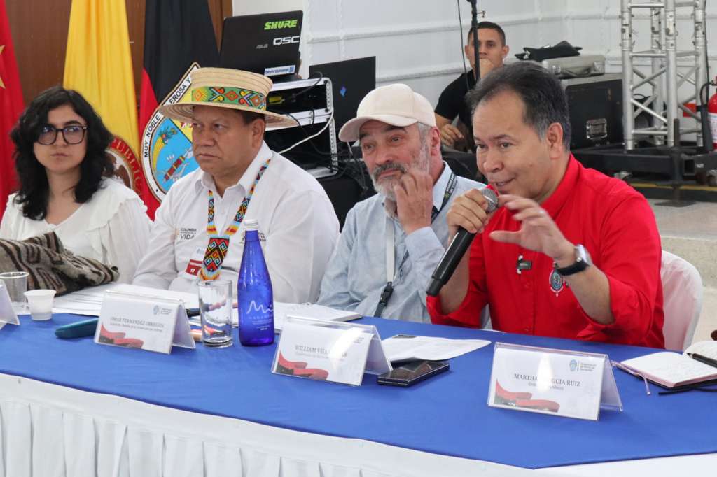 AME4733. CÚCUTA (COLOMBIA), 28/01/2025.- El gobernador de Norte de Santander, William Villamizar (d), habla junto a Rangel Giovani Yule (2i), director de la Unidad Administrativa de Restitución de Tierras, y Ómar Fernández (2d), subdirector general de la Unidad para las Víctimas, durante el evento Paz para el Catatumbo, este martes en Cúcuta (Colombia). El Gobierno colombiano y los alcaldes de la región del Catatumbo, escenario de enfrentamientos entre la guerrilla del Ejército de Liberación Nacional (ELN) y el Frente 33 de las disidencias de las FARC, diseñan un plan con la cooperación internacional para atender la emergencia que vive la población civil. EFE/ Mario Caicedo
