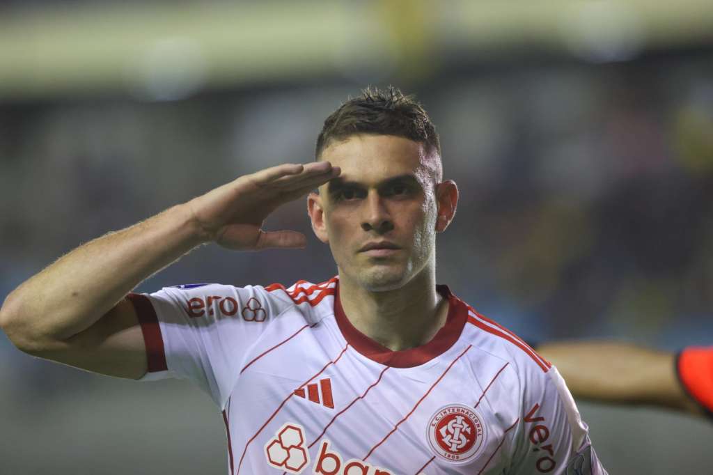 Rafael Santos Borré celebra tras anotar su primer gol con Internacional de Porto Alegre en un duelo de la Copa Sudamericana.