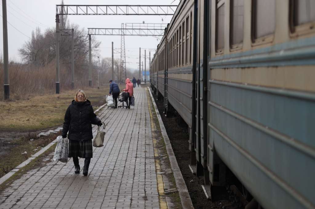 Donetsk (Ukraine), 12/02/2022.- Locals walk on a rail way station in the small city of New York not far from a front line near pro-Russian militants controlled city of Donetsk, Ukraine, 12 February 2022. Since 2014 locals adapted to live close to the front line what bring some restrictions to their life. The settlement first appeared on maps in 1846 under its original name New York. In 1951 was renamed to Novgorodskoye due to the worsening of relations of USSR with USA was. In July of 2021 Ukrainian Parliament returned it's old name New York. (Rusia, Ucrania, Estados Unidos, Nueva York) EFE/EPA/STANISLAV KOZLIUK