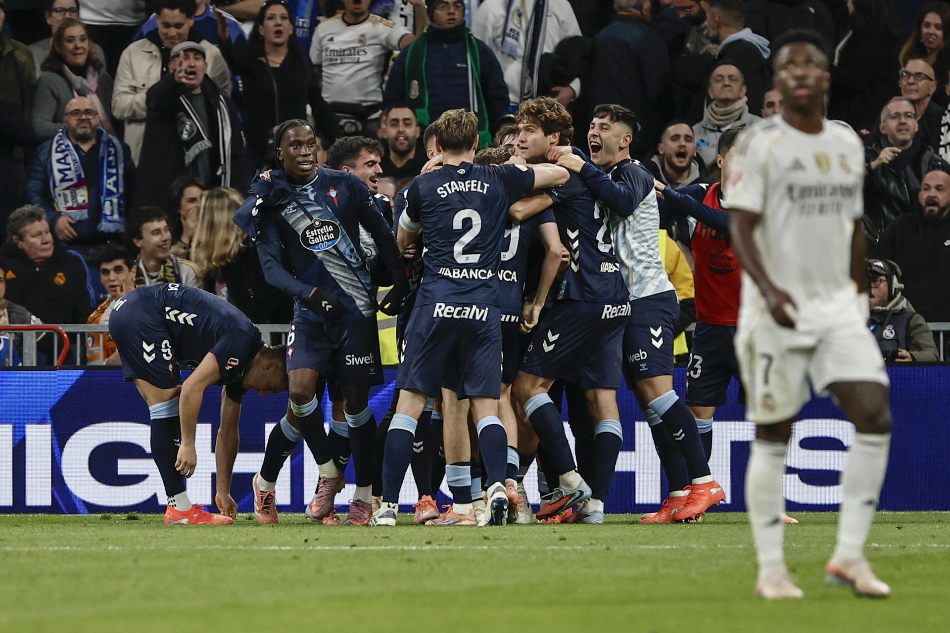 MADRID, 07/12/2025.- Los jugadores del Celta celebran el segundo gol ante el Real Madrid, durante el partido de LaLiga de fútbol que Real Madrid y Celta de Vigo disputan este domingo en el estadio Santiago Bernabéu. EFE/Sergio Pérez