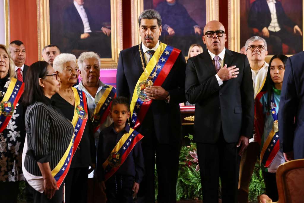 AME218. CARACAS (VENEZUELA), 10/01/2025.- Fotografía cedida por la Presidencia de Cuba del presidente de Venezuela, Nicolás Maduro (c), luego de recibir la banda presidencial junto al presidente de la Asamblea Nacional, Jorge Rodríguez, este viernes, en Caracas (Venezuela). Maduro defendió su investidura presidencial para un tercer sexenio, cuestionada por el antichavismo y gran parte de la comunidad internacional tras las denuncias opositoras de "fraude" en las elecciones de julio pasado, como una "gran victoria venezolanista" y celebró que no la pudieran "impedir". EFE/ Alejandro Azcuy / Presidencia de Cuba / SOLO USO EDITORIAL/ SOLO DISPONIBLE PARA ILUSTRAR LA NOTICIA QUE ACOMPAÑA (CRÉDITO OBLIGATORIO)