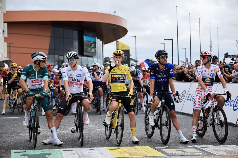 Combloux (France), 23/07/2023.- (L-R) Green Jersey best sprinter Belgian rider Jasper Philipsen of team Alpecin-Deceuninck, White Jersey best young rider Slovenian rider Tadej Pogacar of team UAE Team Emirates, Yellow Jersey overall leader Danish rider Jonas Vingegaard of team Jumbo-Visma, French rider Thibaut Pinot of team Groupama-FDJ and Polka Dot Jersey best climber Italian rider Giulio Ciccone of team Lidl-Trek on the start line in front of the Velodrome National de Saint-Quentin-en-Yvelines before the start of the 21st and final stage of the Tour de France 2023 over 115kms from Saint-Quentin-en-Yvelines to Paris Champs-Elysee, France, 23 July 2023. (Ciclismo, Francia, Eslovenia, Roma) EFE/EPA/CHRISTOPHE PETIT TESSON