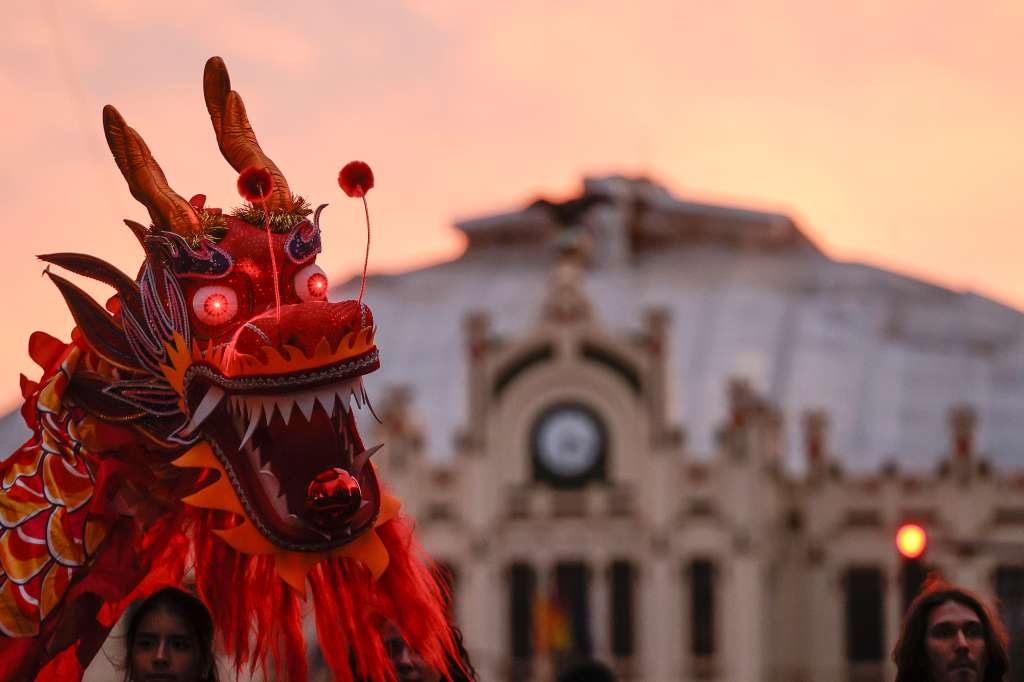 FOTODELDÍA GRAFCVA5005. VALENCIA, 25/01/2025.- La cabalgata con motivo del Año Nuevo Chino en València, muestra numerosas partes del folclore tradicional chino. EFE/Manuel Bruque
