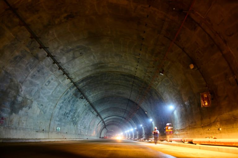 Gobierno garantiza continuidad en obras del Túnel de La Línea y complementarias