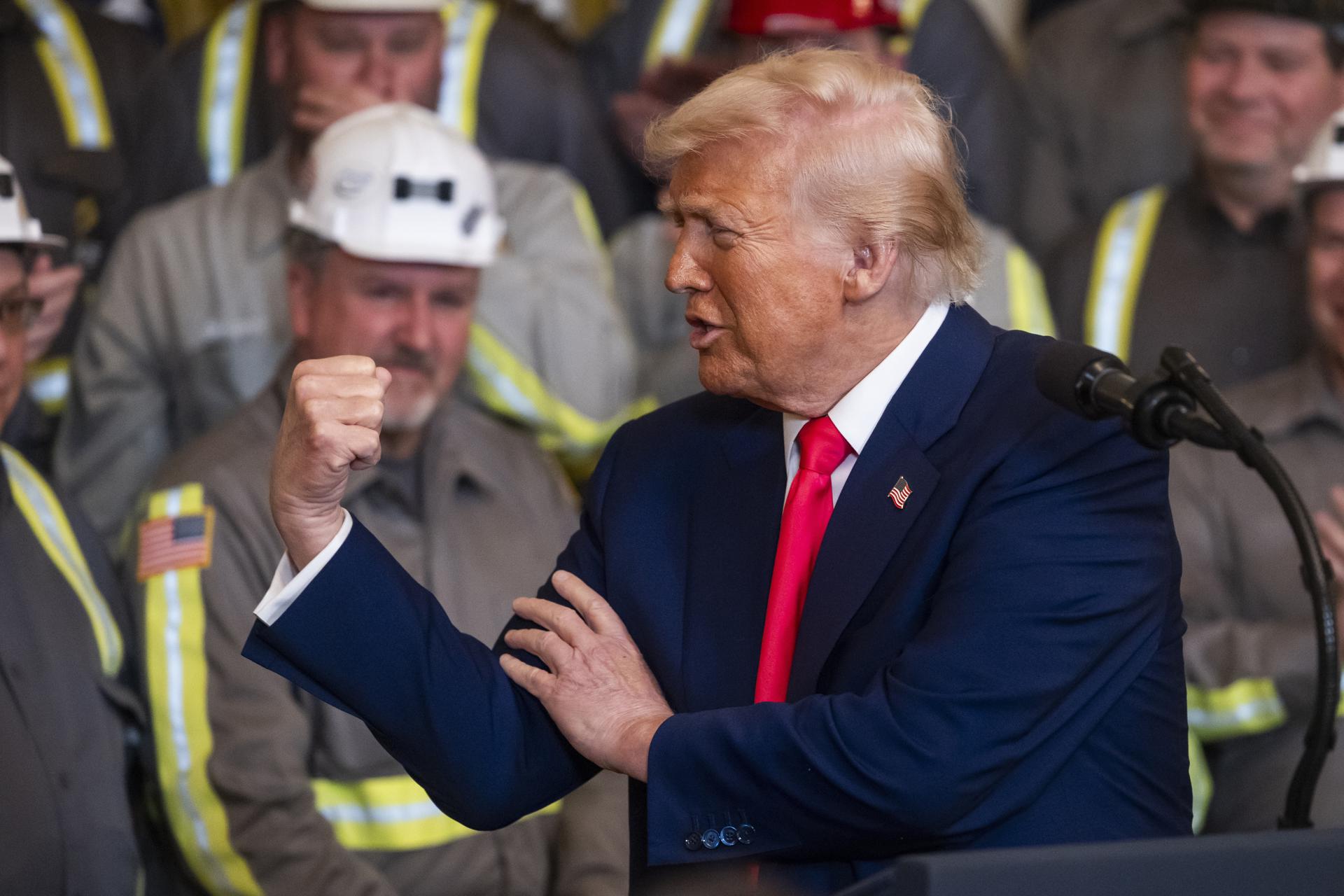 WASHINGTON (United States), 08/04/2025.- US President Donald Trump (C) gestures as he prepares to sign several executive orders to boost US coal production in the East Room of the White House in Washington, DC, USA, 08 April 2025. The regulations expedite coal leases on federal lands. EFE/EPA/JIM LO SCALZO