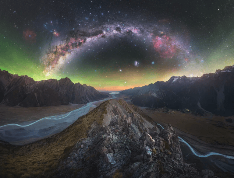 "Hay mucho que admirar en esta imagen. Es absolutamente impresionante. Los colores vibrantes del paisaje, el cielo nocturno y las estrellas individuales son extraordinarios. El fotógrafo ha capturado una profundidad impresionante en la Vía Láctea, incluidas las regiones de hidrógeno añadidas, sin exagerar. Me gusta cómo el resplandor atmosférico parece acunar el cielo, y el paisaje contribuye a una composición muy equilibrada. Realmente llamativa y evocadora".