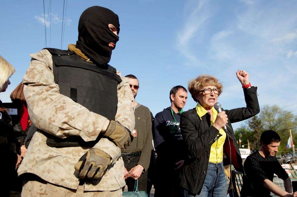 Separatistas prorrusos, animados por habitantes de Lugansk, piden un referendo para anexarse a Rusia. / AFP