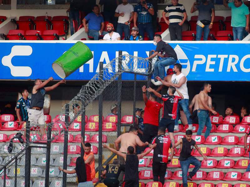 Hinchas de Querétaro y Atlas se enfrentaron en el estadio La Corregidora.