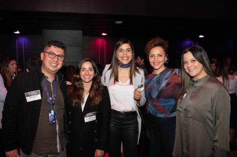 Óscar Giovanny silva y María Maldonado de Wom; María Fernanda López, gerente de sostenibilidad de Wom; María Camila García, Líder Xposible; y Maria Camila Londoño, de Wom.