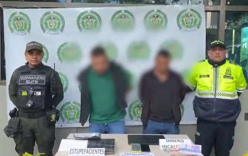La Policía de Bogotá capturó a dos sujetos que llevaban la droga en un vehículo.