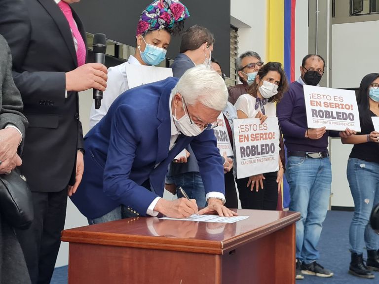 Tras la inscripción, Robledo destaco el proyecto del centro como uno que pretende unificar y transformar la realidad nacional, alejado de la izquierda y la derecha que, según dijo, polarizan al país.