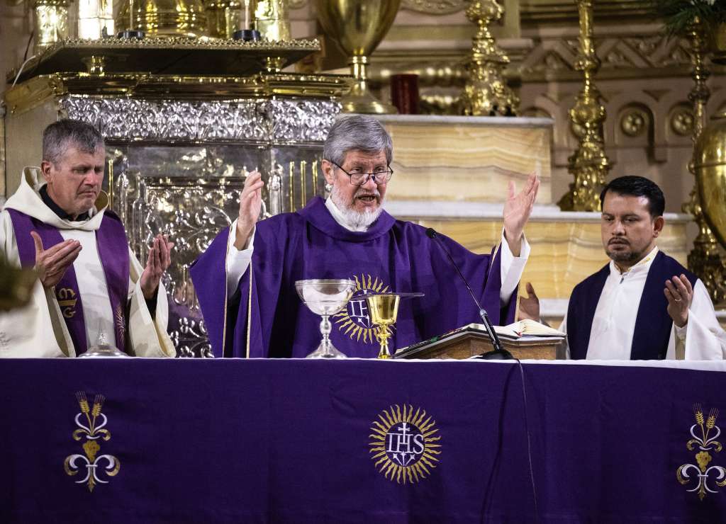 El sacerdote jesuita, Gonzalo Rosas, dirige una misa que promueve la inclusión de la comunidad LGBTQ en la iglesia católica en la Sagrada Familia en la ciudad de México.