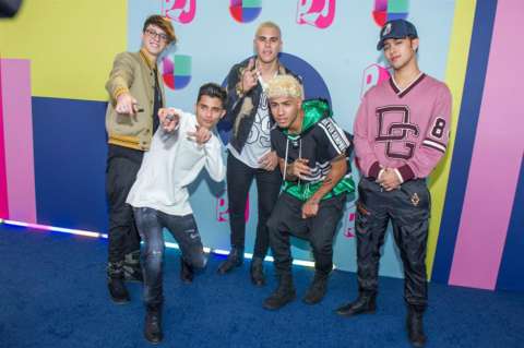 Los "looks" informales dominaron la alfombra azul de los Premios Juventud