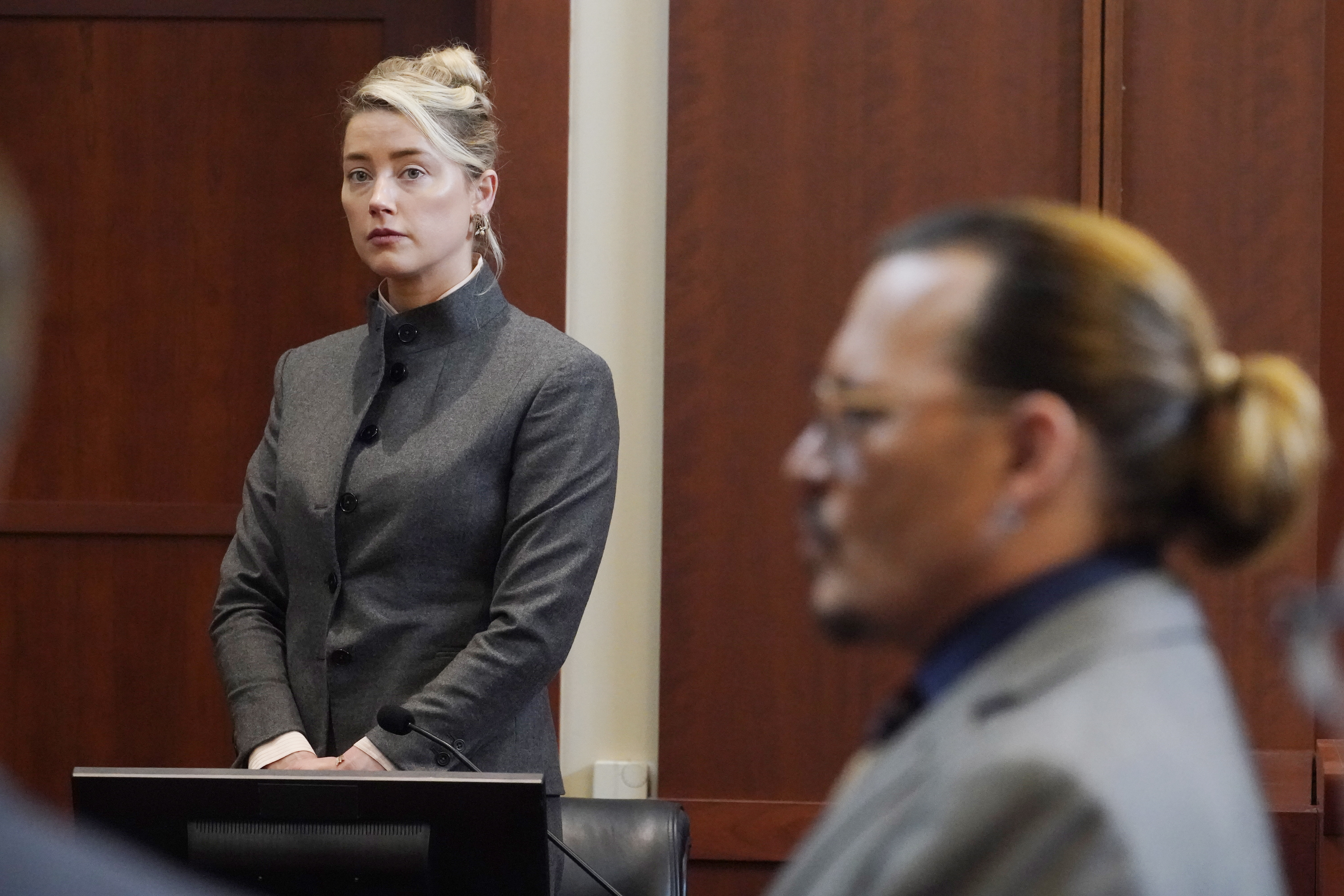 Fairfax (United States), 16/05/2022.- Actress Amber Heard and Actor Johnny Depp watch as the jury leave the courtroom for a lunch break at the Fairfax County Circuit Courthouse in Fairfax, Virginia, USA, 16 May 2022. Johnny Depp's 50 million US dollar defamation lawsuit against Amber Heard that started on 10 April is expected to last five or six weeks. (Estados Unidos) EFE/EPA/Steve Helber / POOL
