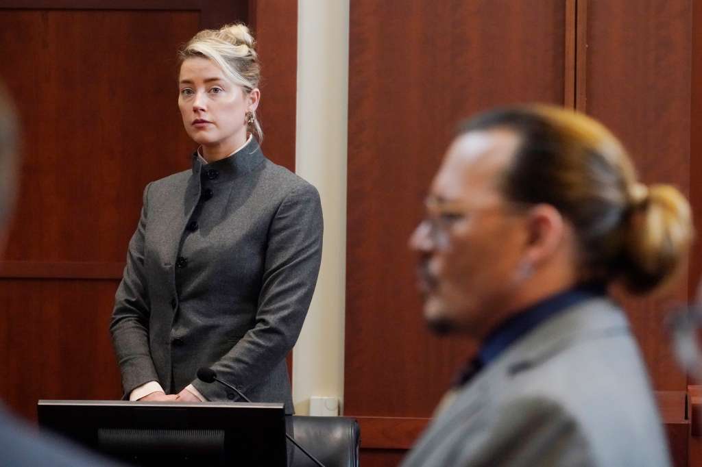 Fairfax (United States), 16/05/2022.- Actress Amber Heard and Actor Johnny Depp watch as the jury leave the courtroom for a lunch break at the Fairfax County Circuit Courthouse in Fairfax, Virginia, USA, 16 May 2022. Johnny Depp's 50 million US dollar defamation lawsuit against Amber Heard that started on 10 April is expected to last five or six weeks. (Estados Unidos) EFE/EPA/Steve Helber / POOL