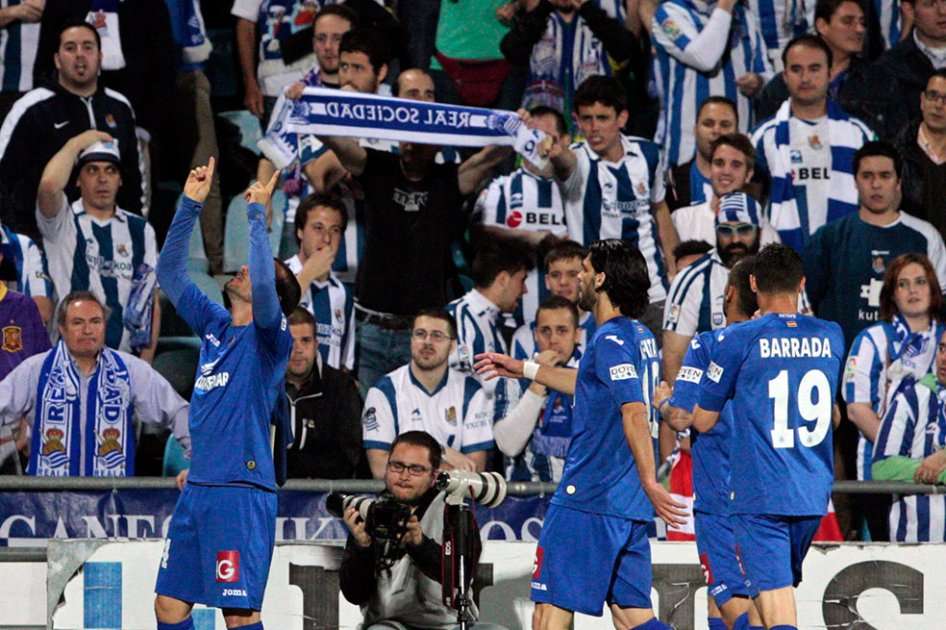 El centrocampista del Getafe CF, Pedro León (i), celebra su gol, primero del equipo, junto a sus compañeros, durante el partido contra Real Sociedad. / EFE