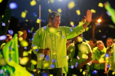 Ecuatorianos elegirán presidente y congresistas con Correa como favorito