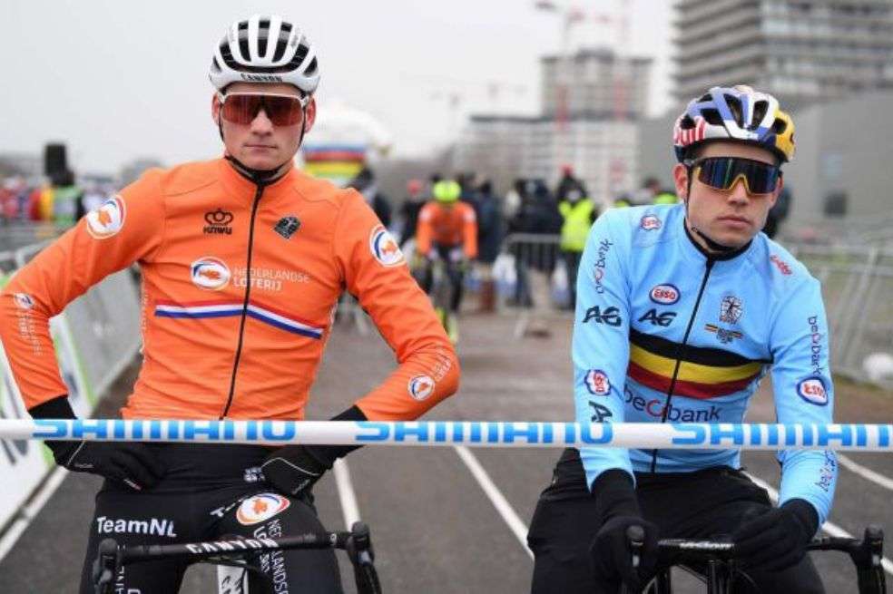 Mathieu van der Poel (izq.) tiene cinco campeonatos mundiales y Wout Van Aert tiene tres.