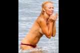 Pamela Anderson se pasea en topless por la playa