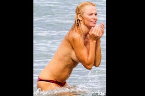 Pamela Anderson se pasea en topless por la playa