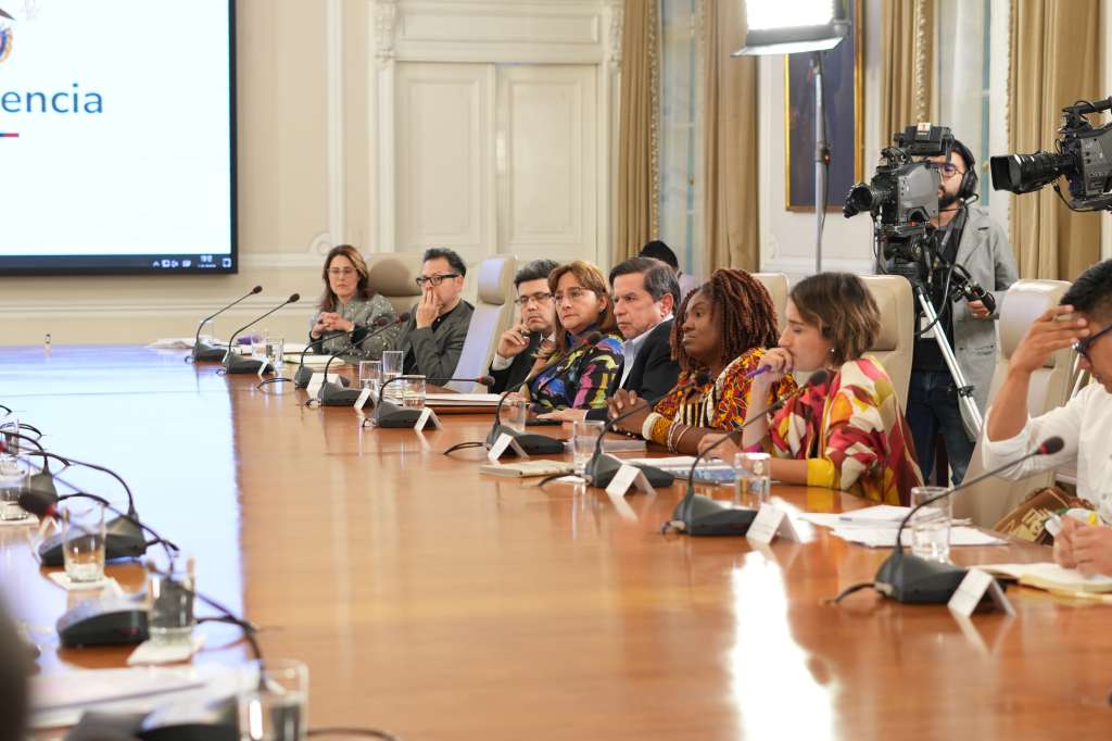 Presidente Gustavo Petro y altos funcionarios durante consejo de ministros transmitido en vivo.