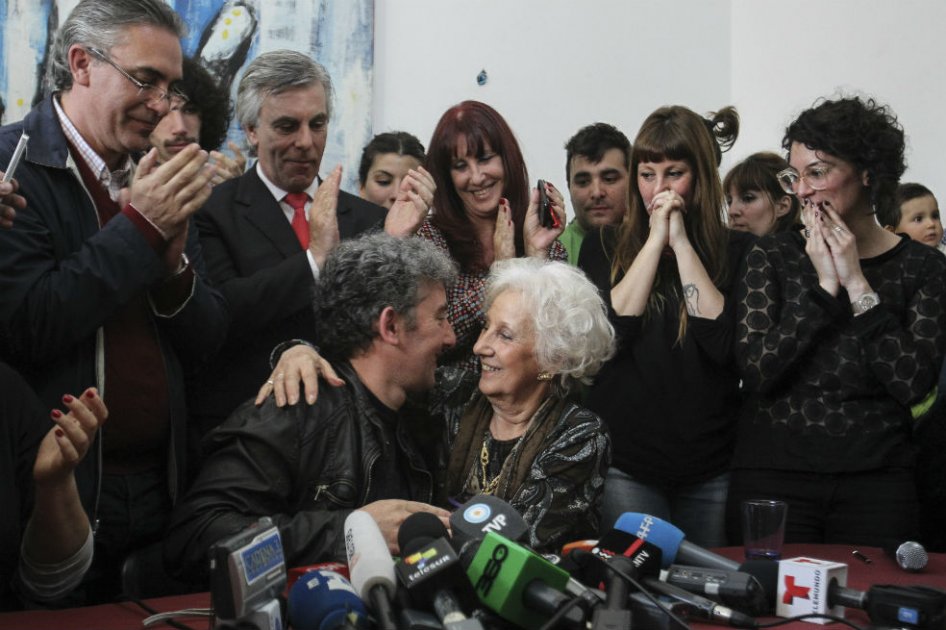 El encuentro entre Guido Montoya Carlotto y su abuela y presidenta de Abuelas de Plaza de Mayo, Estela de Carlotto. / EFE