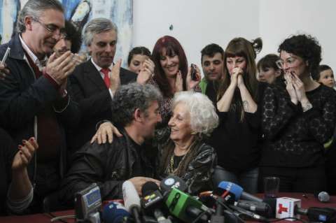 El abrazo de Estela de Carlotto y su nieto pone fin a 36 años de búsqueda