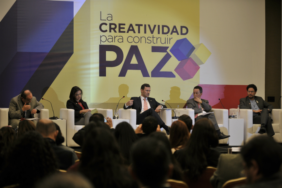 Luis Fernando Rico, gerente general de Isagén; María Alejandra Villamizar; Arnaud Peral, director del PNUD, Manuel Oviedo, oficial de enlace de ACNUR en Colombia, e Iván Cepeda, senador del Polo.  / Óscar Pérez