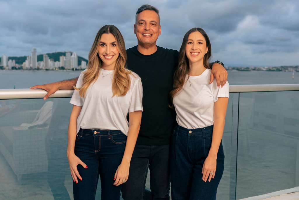 Katyna y Beatriz, las hermanas Dager, junto a Camillo Marrugo, fundadores de Kiki latam.