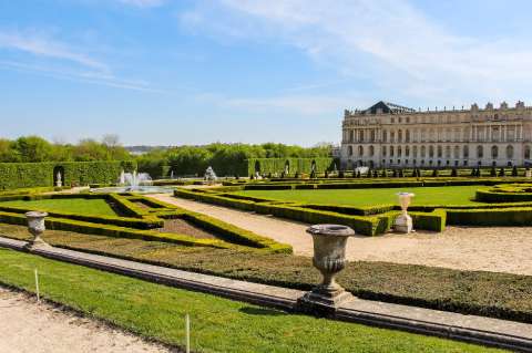 Evacúan el Palacio de Versalles y el museo de Louvre por alerta de bomba